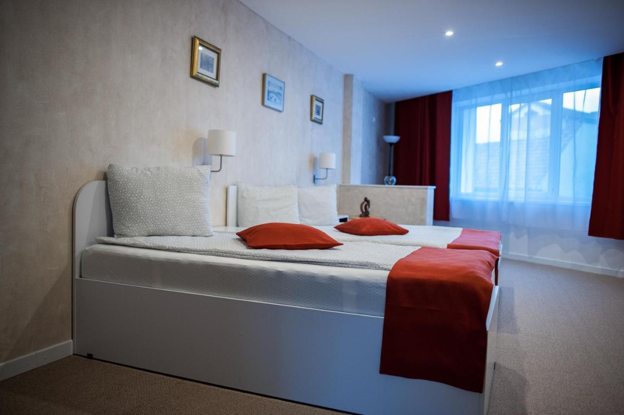 Csiki Hotel Меркуря-Чук Экстерьер фото